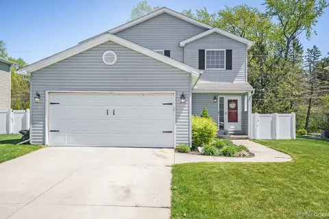50 Fountain Park Dr, Waterford, MI 48327