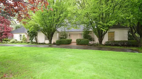 3810 Lakecrest Dr, Bloomfield Hills, MI 48304