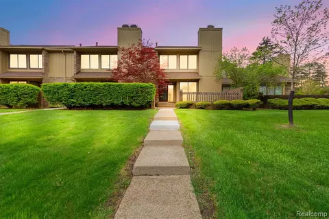 1722 S Hill Blvd, Bloomfield Hills, MI 48304