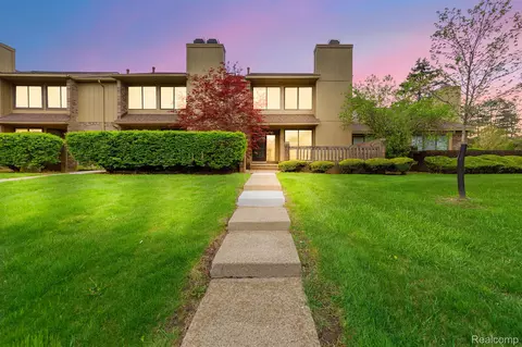 1722 S Hill Blvd, Bloomfield Township, MI 48304