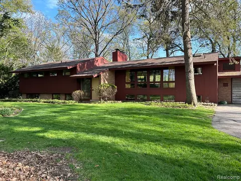 1975 S Hammond Lake Dr, Bloomfield Hills, MI 48302