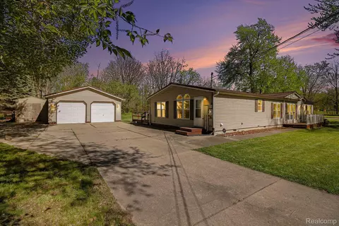 6635 Richard Rd, Lansing, MI 48911