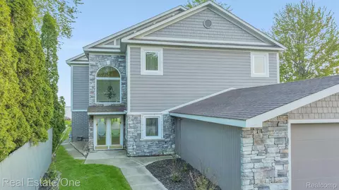 48712 Point Lakeview Dr, Chesterfield, MI 48047