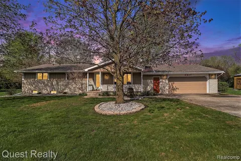 6817 Clintonville Rd, Clarkston, MI 48348