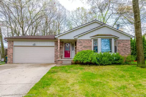 981 Oak Ridge Cir, Brighton, MI 48116