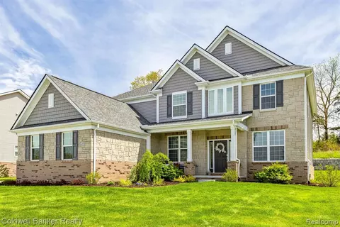 4151 Newgard Dr, Lake Orion, MI 48359
