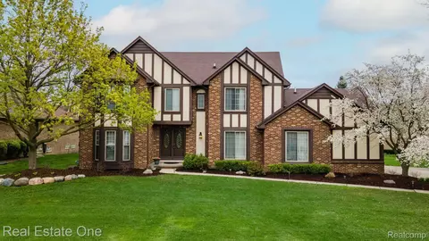 23028 Fox Crk, Farmington Hills, MI 48335
