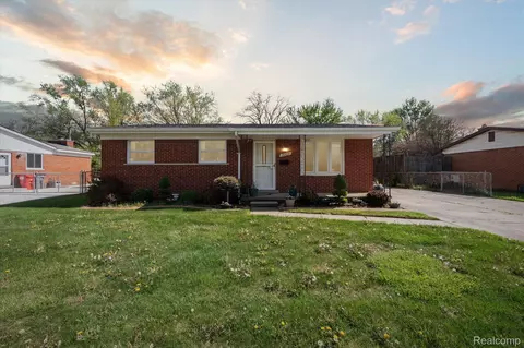 20624 Carlier St, Clinton Township, MI 48035