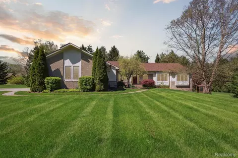 553 Peach Tree Ln, Milford, MI 48381