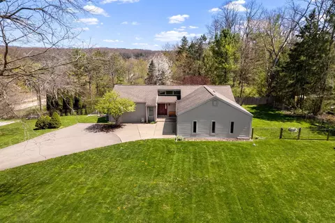 9248 Hartland Rd, Tyrone, MI 48430