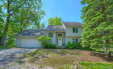 608 Butler Dr, Lake Orion, MI 48362