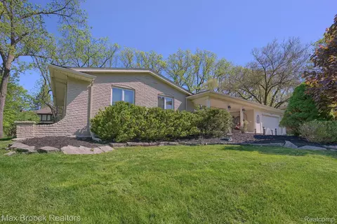 3156 Woodland Ridge Dr, West Bloomfield, MI 48323