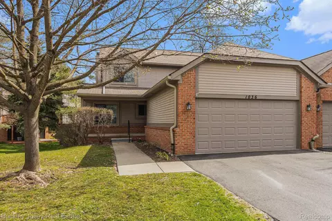 1036 Pinewood Crt Ct, Brighton, MI 48116