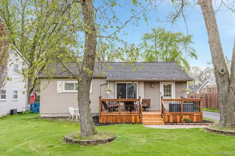 5535 S Aylesbury Dr, Waterford, MI 48327