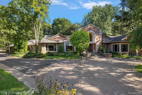 1510 Surria Crt Ct, Bloomfield Hills, MI 48304