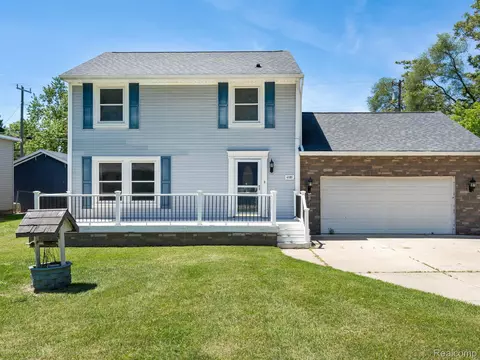4925 Lindholm Dr, White Lake, MI 48383