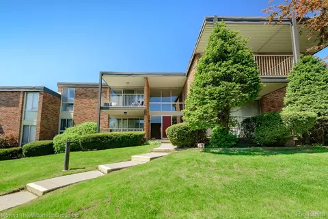 4049 W Maple Rd #A205, Bloomfield Township, MI 48301