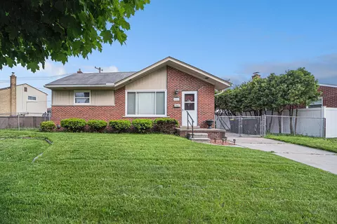 2841 Maxwell St, Trenton, MI 48183