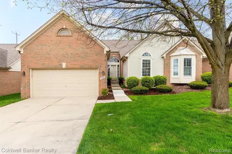 1104 Churchill Cir, Rochester, MI 48307