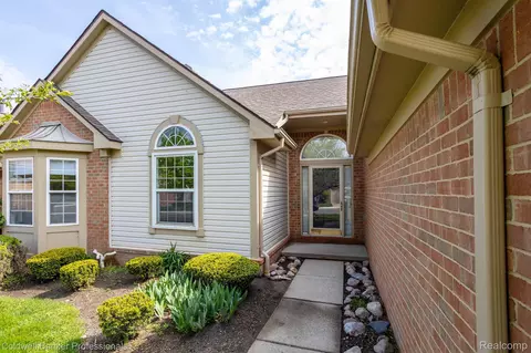 212 Shore Brook Ln, Commerce, MI 48390