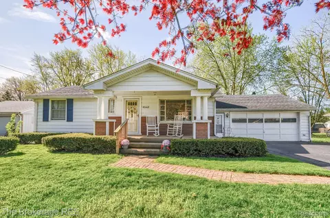 6142 Surrey Ln, Burton, MI 48519