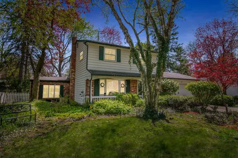 8691 War Bonnet Dr, Commerce, MI 48382