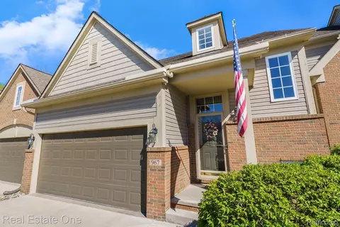 967 Sloane Crt Ct, White Lake, MI 48386