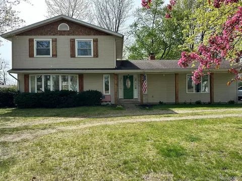61618 Bayshore Dr, Sturgis, MI 49091