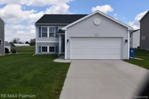 16537 Bedington Dr, Fenton, MI 48451