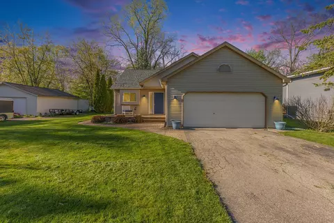 4828 Fiddle Ave, Waterford, MI 48328