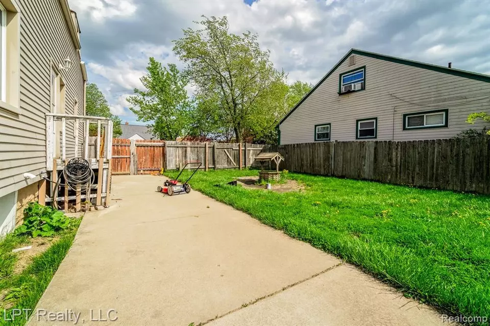 17734 Matthews St, Riverview, MI 48193 34 Photos Movoto