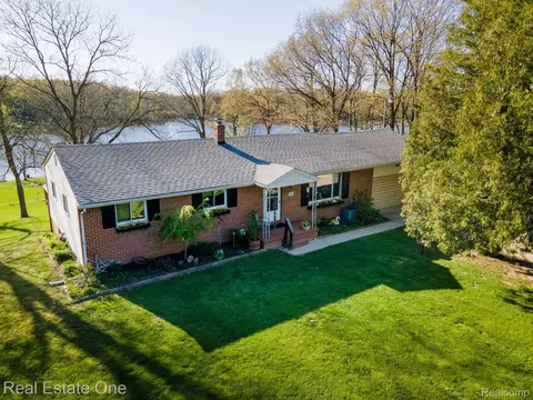 14088 Iroquois Woods Dr, Fenton, MI 48430