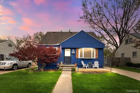 23624 Beverly St, Saint Clair Shores, MI 48082