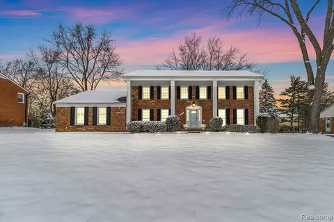 5245 Hardwoods Dr, West Bloomfield, MI 48323
