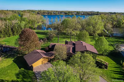 5325 Elmgate Bay Dr, Orchard Lake Village, MI 48324