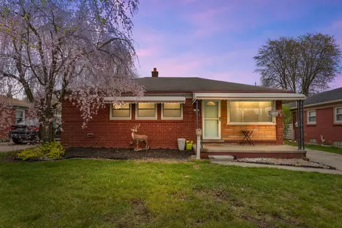 29807 Red Cedar Dr, Flat Rock, MI 48134