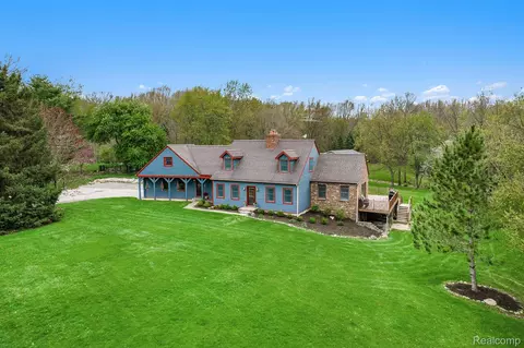 13261 Woodland Trl, Tyrone, MI 48430