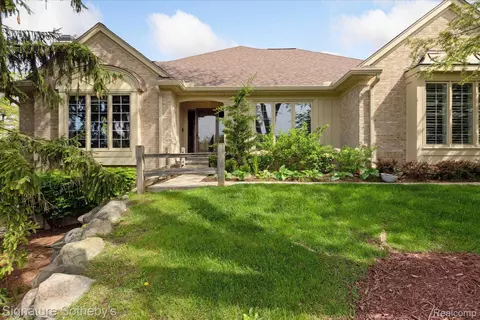 2420 Hickory Glen Dr, Bloomfield Hills, MI 48304