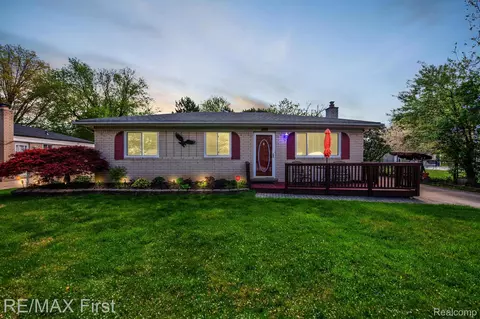 28160 Cole St, Roseville, MI 48066