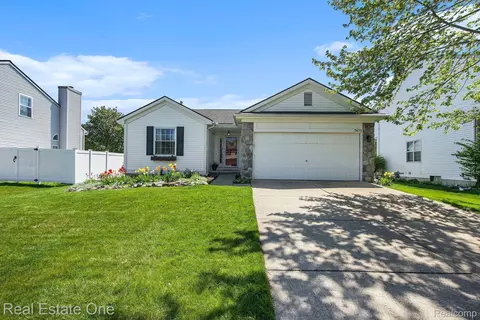 7473 Oakland Hills Dr, Ypsilanti, MI 48197