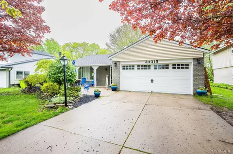 24315 Pinecrest St, Novi, MI 48375