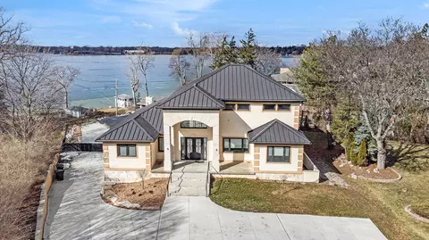 2362 N Pine Center St, West Bloomfield, MI 48323