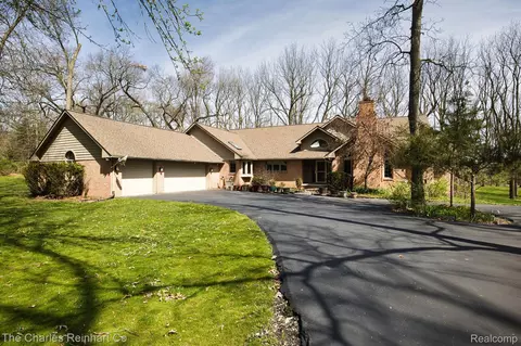 8494 Cedar Hills Dr, Webster, MI 48130