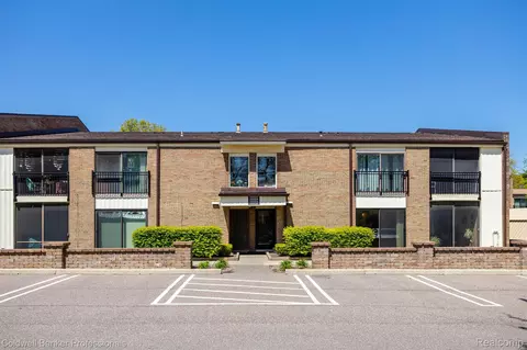 18236 University Park Dr, Livonia, MI 48152