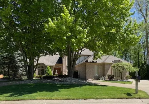 37226 Woodpointe Dr, Clinton Township, MI 48036