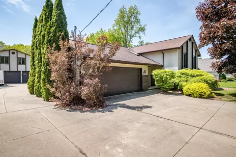 4133 Lahring Rd, Fenton, MI 48451