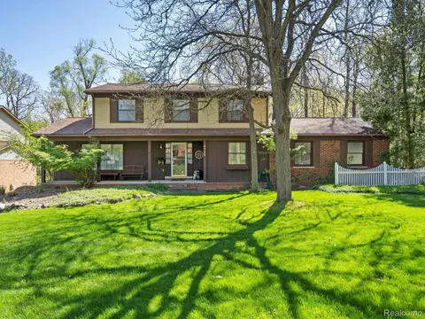 4733 Hardwoods Dr, West Bloomfield, MI 48323