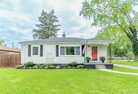 2272 Briggs St, Waterford, MI 48329