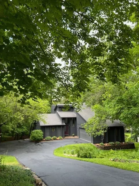 891 Blue Heron Dr, Highland, MI 48357