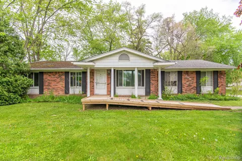 2941 Airport Rd, Waterford, MI 48329